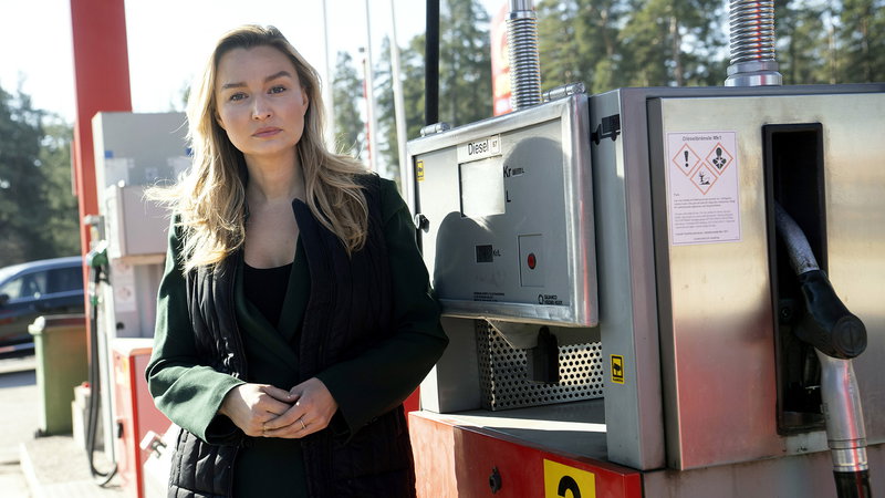 Ebba Busch poserar gärna på bensinmackar, men när hon får kritiska frågor om elbilar av SVT biter hon ifrån. Foto: Fredrik Sandberg/TT.