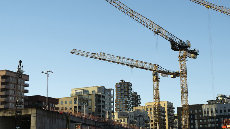 Byggkranar reser sig under en byggnation av en ny stadsdel i Vasastan mellan centrala Stockholm och Solna. Foto: Fredrik Sandberg/TT.