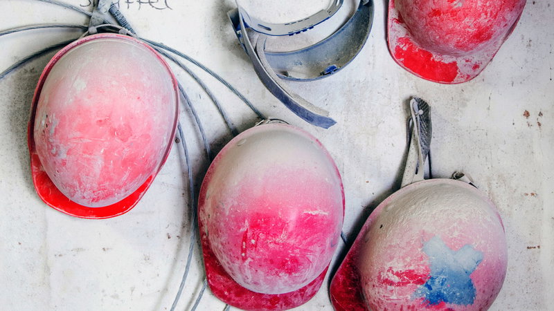 Skyddshjälmar på en byggarbetsplats. Foto: Jeppe Gustafsson/TT