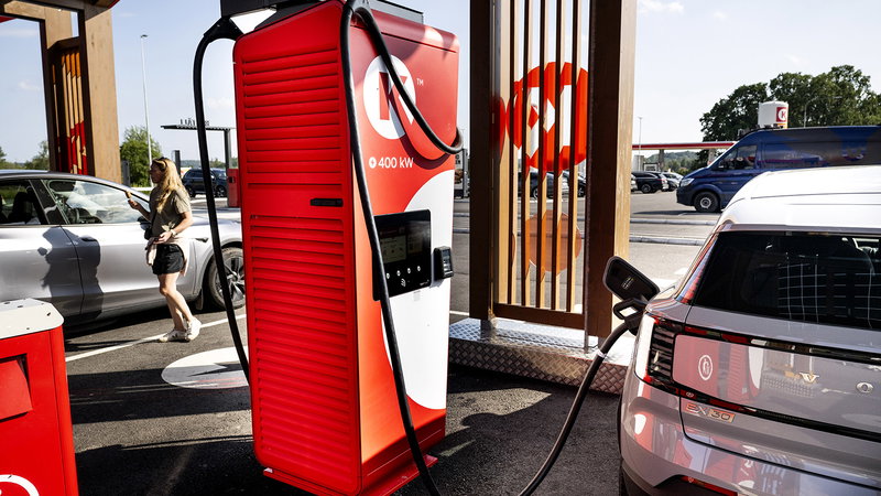 För tio år sedan köpte Circle K Statoils svenska bensinstationer. Nu har man öppnat sin första ”elmack” vid E4:an utanför Järna. Foto: Pontus Lundahl/TT.