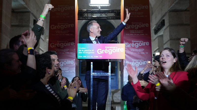 Socialisten Emmanuel Gregoire firar segern i andra omgången av borgmästarvalet i Paris, den 22 mars 2026. Foto: Thibault Camus/AP/TT.