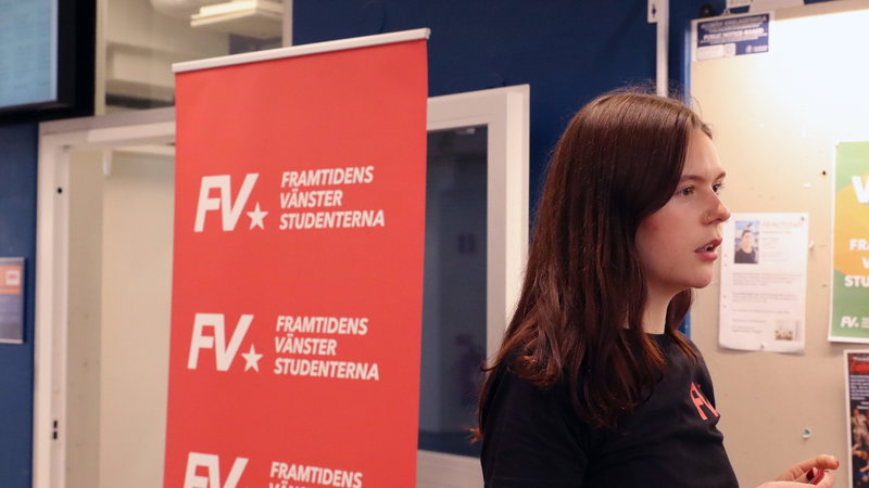Lova Marcusdotter, ordförande FVS, kampanjar inför kårvalet på Stockholms universitet. Foto: Frida Dunell