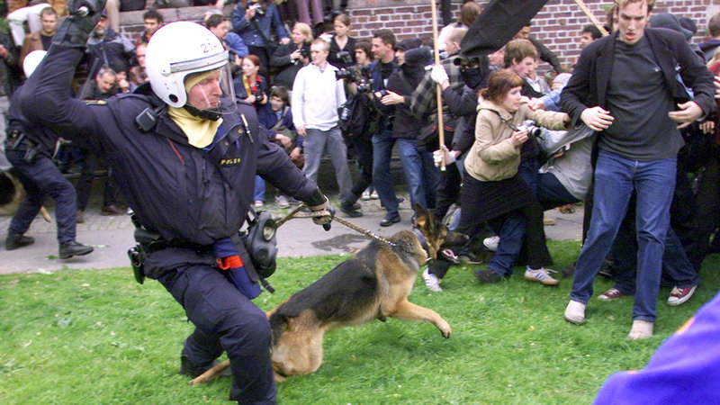 Visst var Göteborgskravallerna bråkiga – men de handlade om politik. Foto: Jockel Finck/Scanpix/AP/TT.