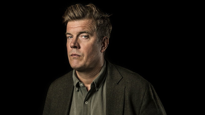 Gunnar Ardelius berättar originellt om maktens labyrinter. Foto: Johan Bergmark.