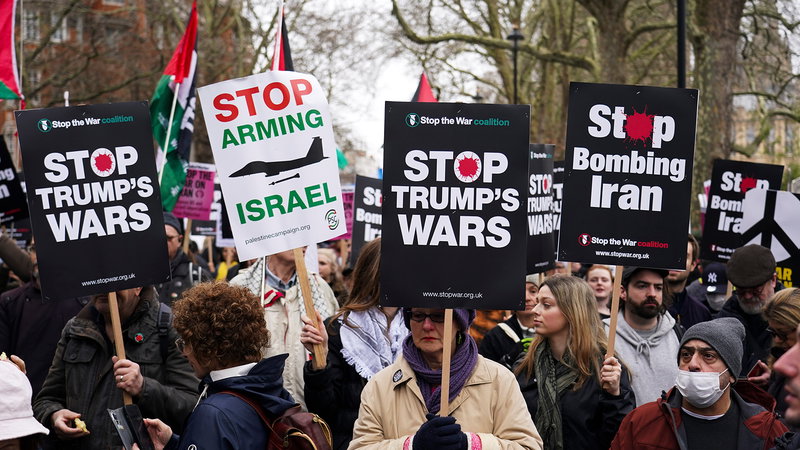 Den 7 mars arrangerade Stop The War-koalitionen en demonstration i London. Foto: Alberto Pezzali/AP/TT.