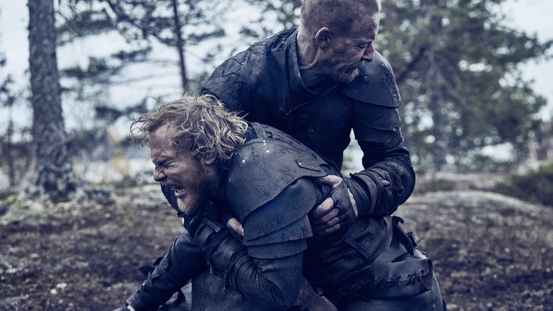 Ursprungligen beskrivs Kullervo som knappt vuxen, här spelad av Elias Salonen. Eero Aho har rollen som hans farbror Untamo. Foto: Marek Sabogal.