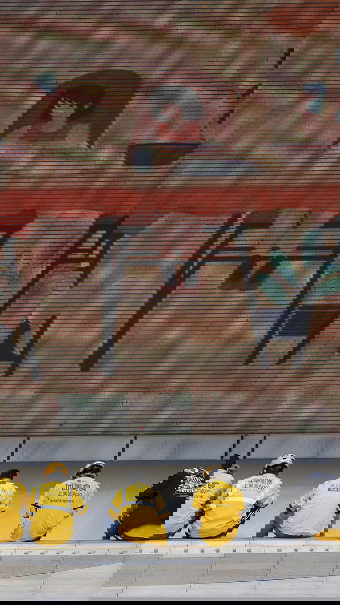 Matbud från Meituan väntar på uppdrag i Guangzhou. Plattformen har över 320 miljoner användare och miljontals anslutna handlare – samtidigt som 11–12 miljoner budförare konkurrerar om leveranser i Kina. Foto: Lin Weibin/Color China/AP/TT.