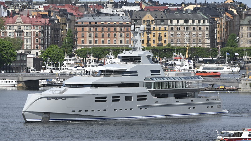 Superyachten ”Norn” som ägs av mångmiljardären Charles Simonyi och dennes svenska fru Lisa Persdotter passerar Skeppsbron i Stockholm. Foto: Anders Wiklund/TT.