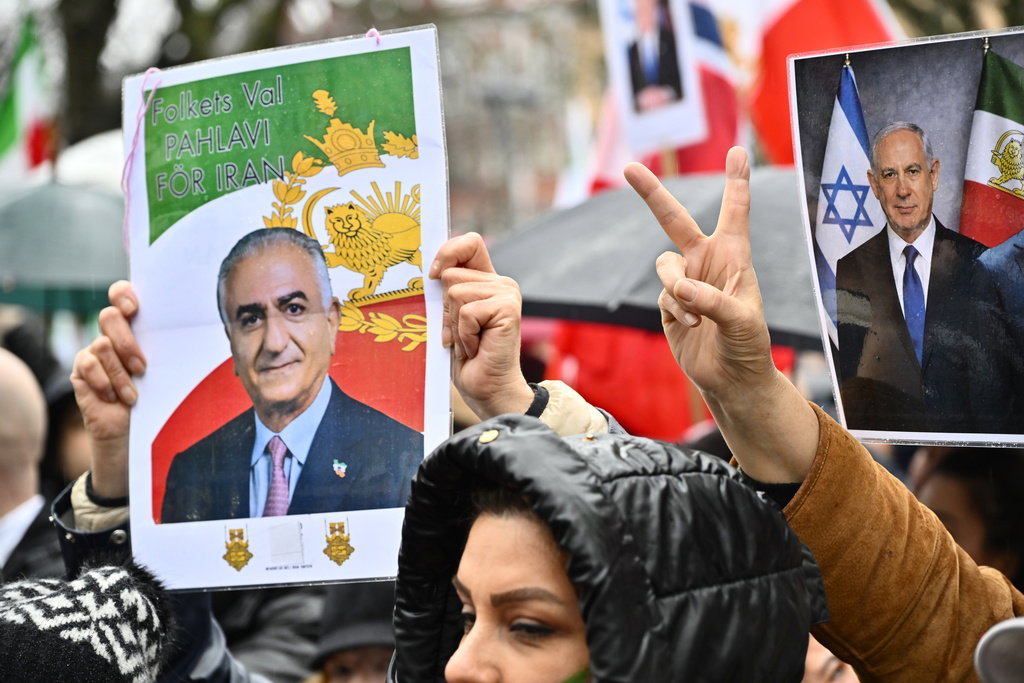Rödgröna splittrade om Pahlavi-besöket: ”Personkult”