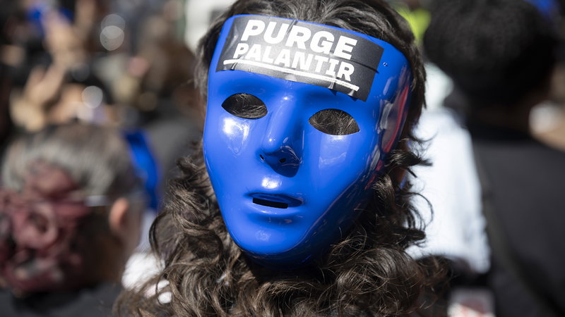 Demonstranter protesterar mot säkerhetsstyrkan Ice utanför Palantirs kontor, den 1 april 2026. Foto: Celal Gunes/Anadolu/TT.