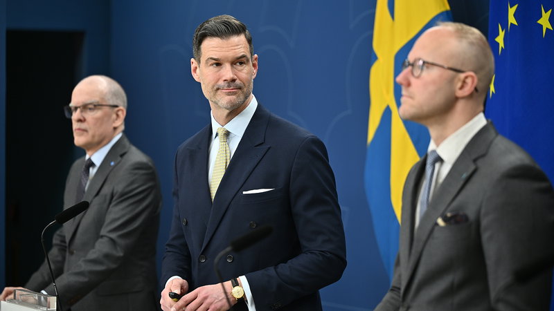 Migrationsminister Johan Forssell (M) presenterade regeringens nya migrationspolitiska förslag i mars i år. Foto: Anders Wiklund/TT.