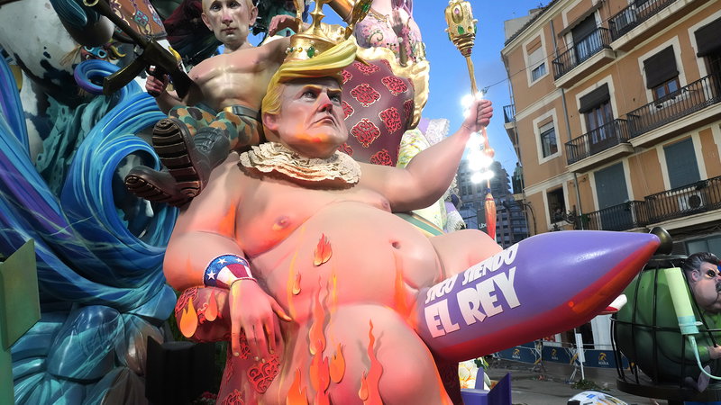 Kartongskulpturer (”ninots”) som föreställer USA:s president Donald Trump och Rysslands president Vladimir Putin visas upp innan de bränns under Fallasfestivalen i Valencia i Spanien, den 19 mars 2026. Foto: Alberto Saiz/AP.