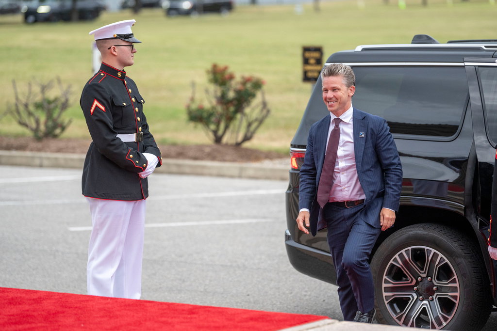 Pål Jonson på väg till NATO-middag i Washington, 2024. Foto: Kevin Wolf/AP