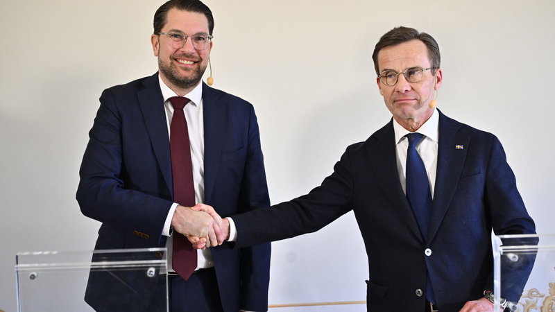 Anders Wiklund/TT. HANDTAG. Det blev ingen ”L-kram” när statsminister Ulf Kristersson (M) höll pressträff med Jimmie Åkesson (SD).