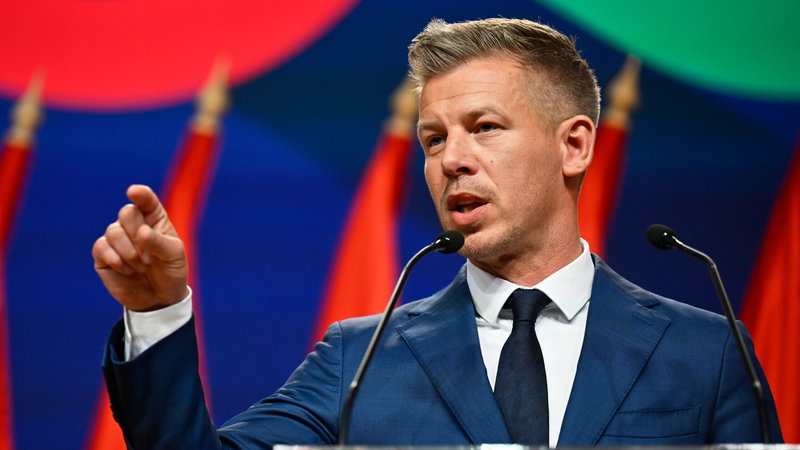 Péter Magyar under sitt första tal efter jordskredssegern i ungerska valet. Foto: Denes Erdos/AP/TT