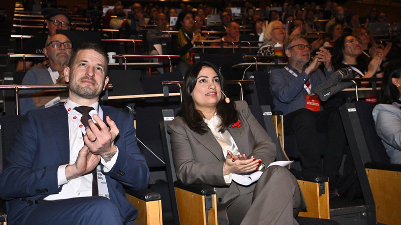 Partiledare Nooshi Dadgostar och gruppledare Samuel Gonzalez Westling, strax innan Dadgostars öppningstal vid Vänsterpartiets kongress i Örebro. Foto: Christine Olsson / TT