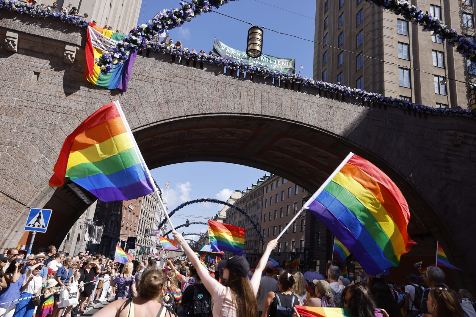 Nazister frias för eldning av Prideflagga – yttrandefrihetsexpert: ”fullt tillåtet”