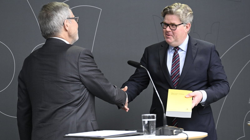 Utredare Mats Melin lämnar över betänkandet Ökad insyn i politiska processer till justitieminister Gunnar Strömmer (M) i maj förra året. Foto: Jessica Gow/TT