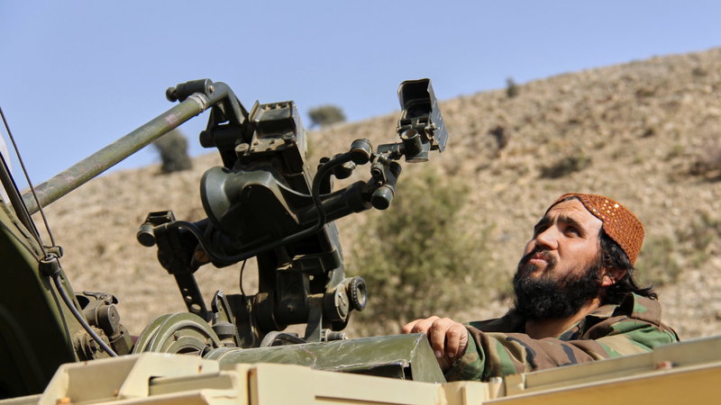 En talibankrigare kör en bepansrad pickuptruck vid gränsen till Pakistan. Foto: Saifullah Zahir/AP/TT