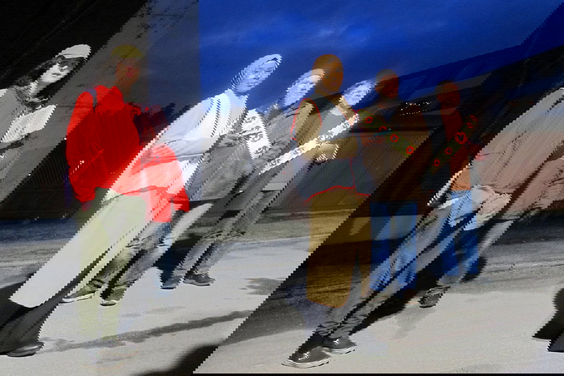 Vänsterpartiets Skärholmen- och Huddingeavdelningar gick ihop för att knacka dörr i Vårby gård, strax vid kommungränsen. Foto: Jacob Lundberg.