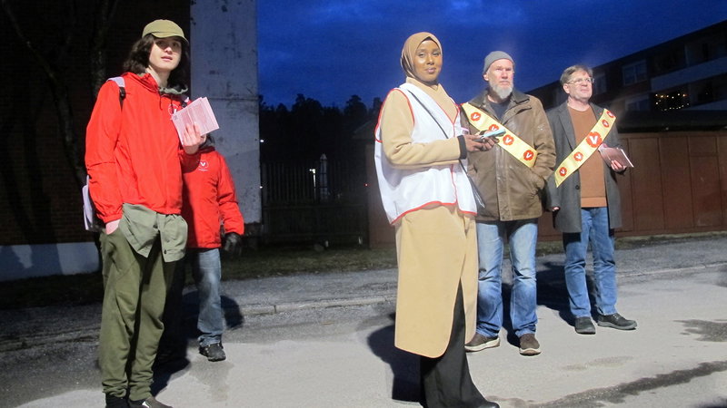 Vänsterpartiets Skärholmen- och Huddingeavdelningar gick ihop för att knacka dörr i Vårby gård, strax vid kommungränsen. Foto: Jacob Lundberg.