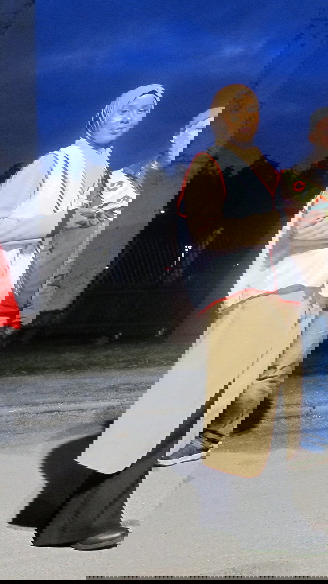 Vänsterpartiets Skärholmen- och Huddingeavdelningar gick ihop för att knacka dörr i Vårby gård, strax vid kommungränsen. Foto: Jacob Lundberg.