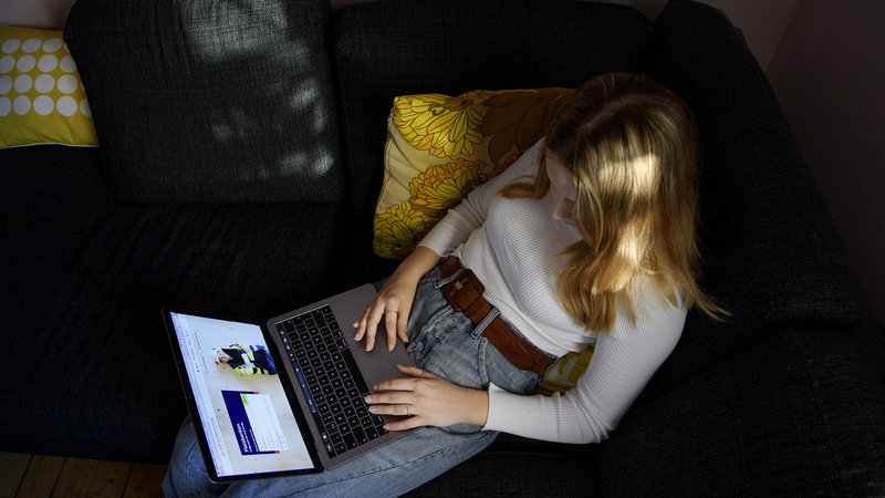 Arbetslösheten låg i mars runt 9,7 procent enligt SCB, en situation som är helt politiskt skapad. Foto: Jessica Gow/TT.