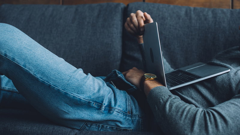 Varför läser vi? Bland annat för 
att beröras och förföras, menar skribenten. Foto: Adobe stock.