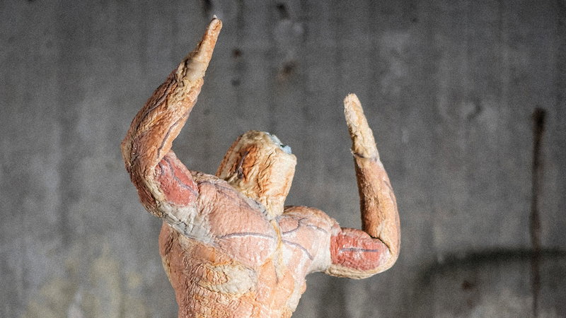 På 10-talets vegotrend följde en värdekonservativ köttvåg. Skulptur: Maja Fredin, ”Side Lunge, Double Biceps”, 2024. Foto: Per Fredin.