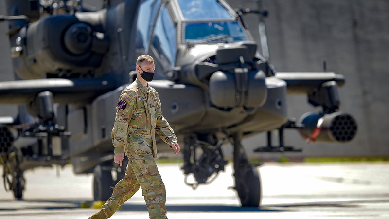 En pilot går förbi en stridshelikopter på en amerikansk flygbas i Boboc, Rumänien 2021. Foto: Vadim Ghirda/AP.