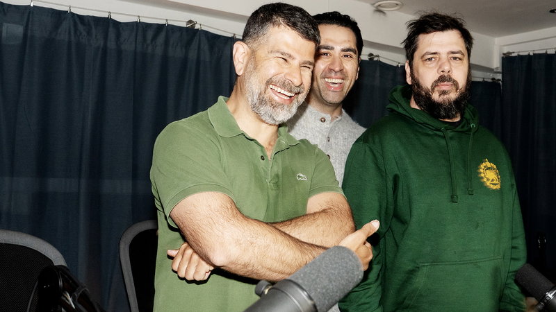 Hanif Azizi, Mustafa Panshiri och Chang Frick är tre av medlemmarna i podden 
Sista måltiden. Foto: Lisa Mattisson.