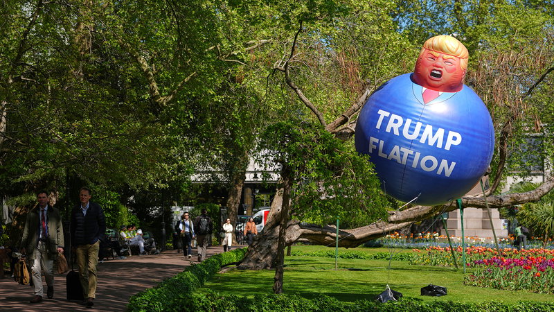 En ballong föreställande Donald Trump svävar i en park i London. Foto: Kirsty Wigglesworth/AP/TT.
