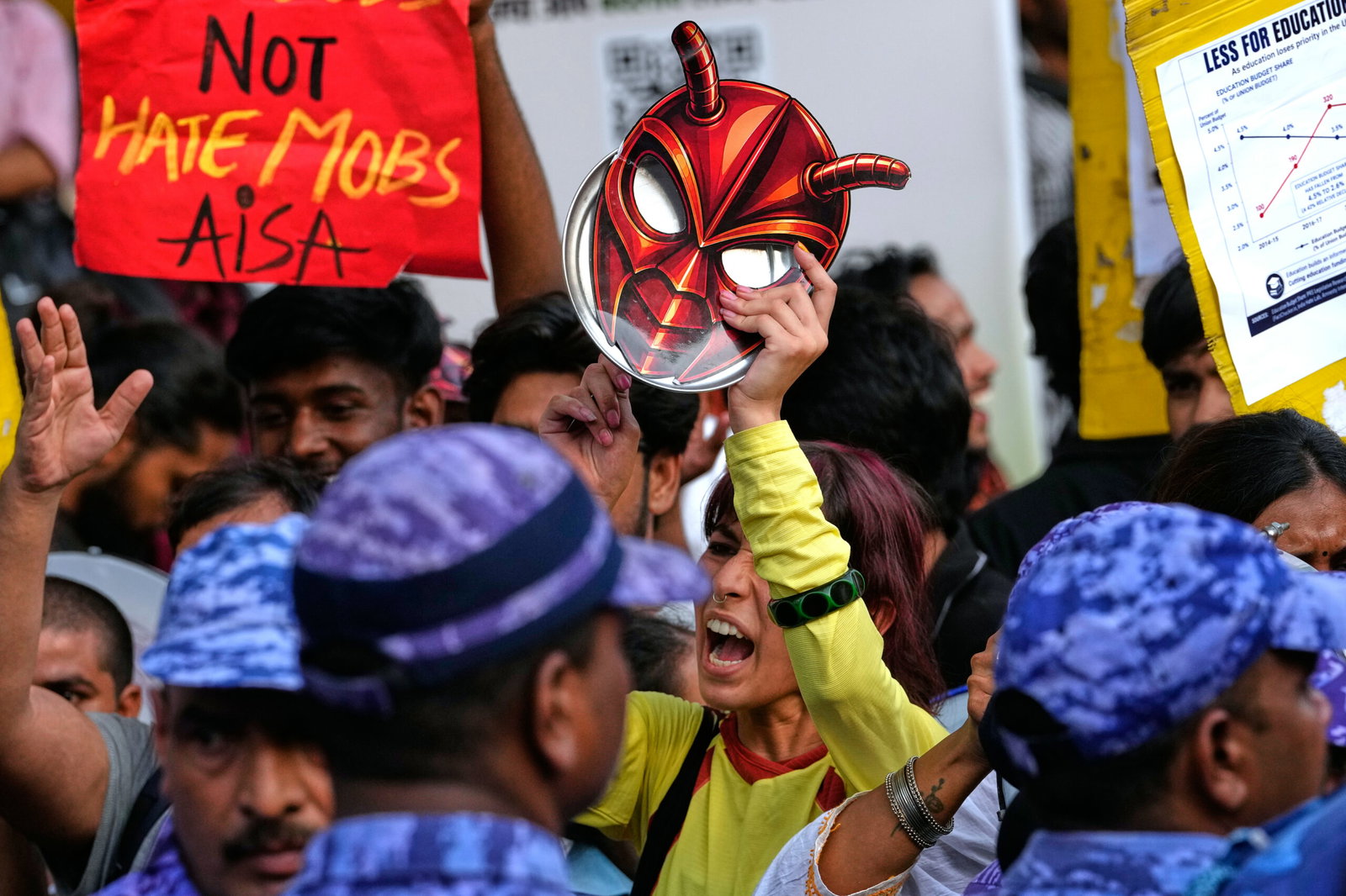 Indiens ”kackerlackor” skakar Modis regering