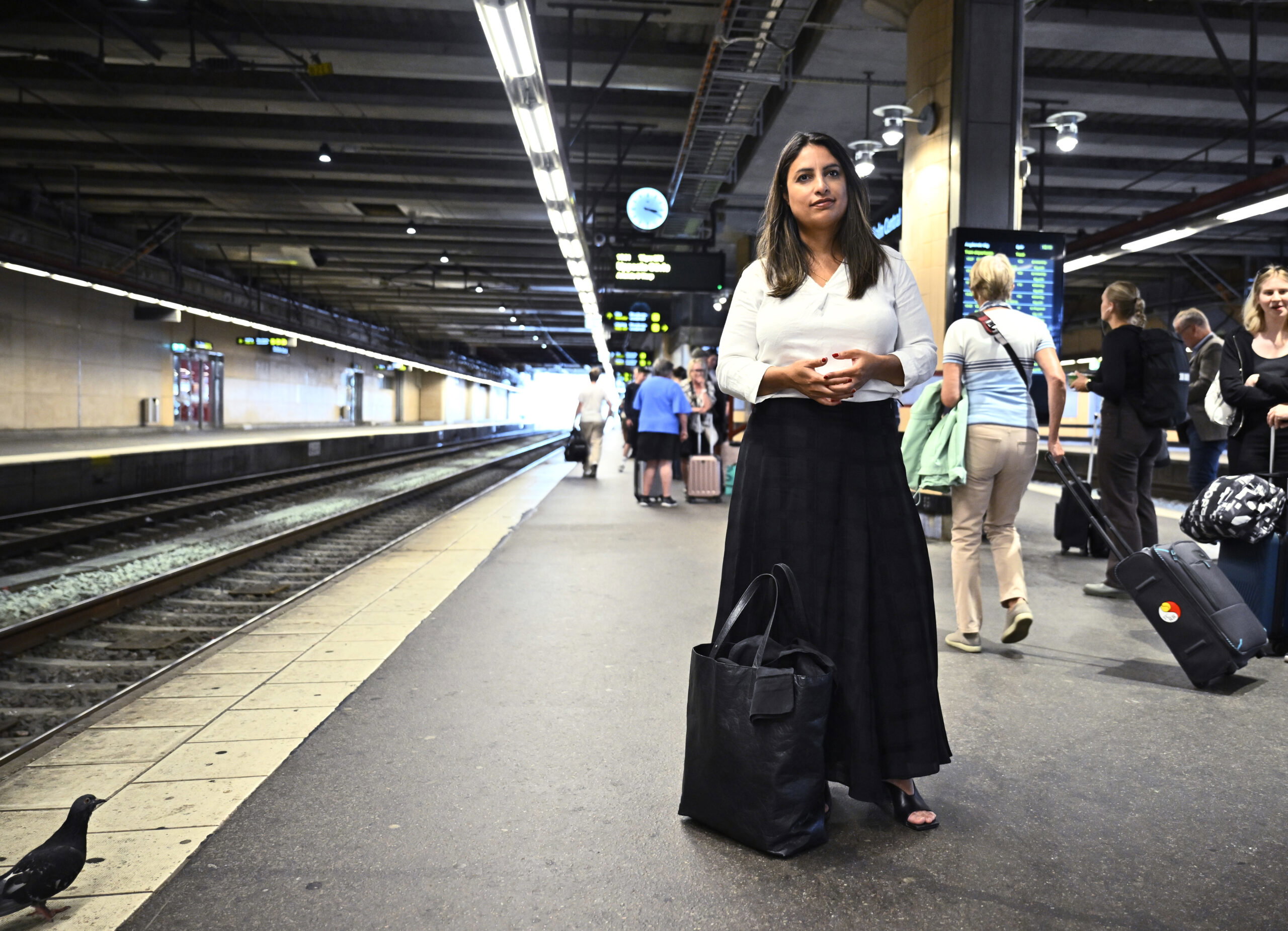 Vänsterpartiets partiledare Nooshi Dadgostar (V) inleder sin valturné med en pressträff på Centralstationen i Stockholm.