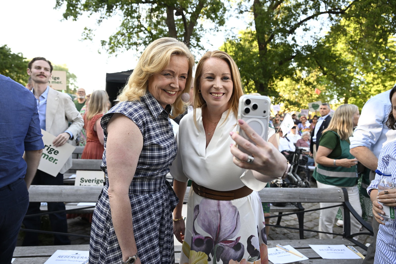 Vad får Centerpartiet ut av att sabotera svensk politik?